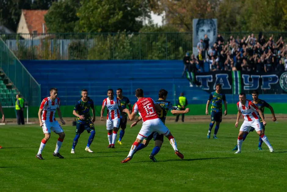 مباراة كرة قدم لتطبيق تكتيك 4-3-3 في EA FC 26