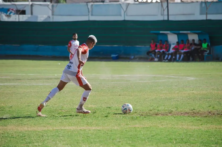 لاعب كرة قدم في الملعب يحاكي أداء الزمالك قبل مباراة دوري أبطال أفريقيا