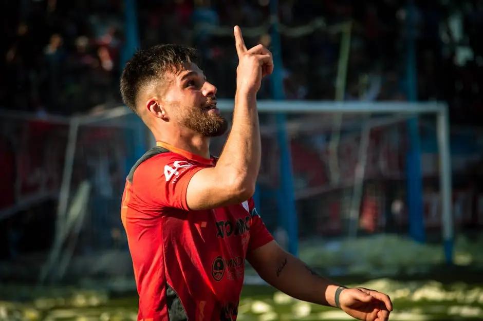 مقارنة محمد صلاح في EA FC 26 بأقوى المهاجمين ولاعب باللون الأحمر يحتفل