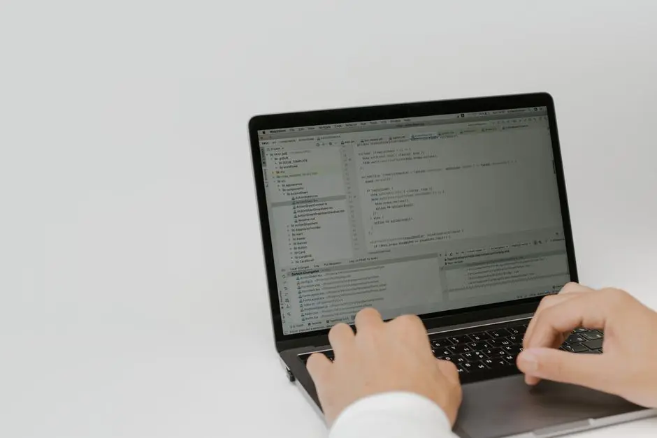 يدان تكتبان كودًا للمقارنة بين منصة كيريو وسكراتش وCode.org