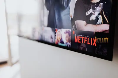 أفضل منصة بث: شاشة ذكية تعرض خدمات نتفليكس وشاهد وOSN+ وأمازون برايم