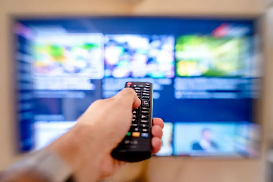 ريموت كنترول يوجه نحو شاشة 4K لاختيار أفضل منصة بث منزلية
