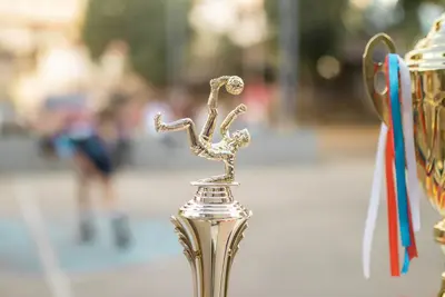 كأس بطولة كرة القدم يجسد أجواء نصف نهائي كأس العالم 2026