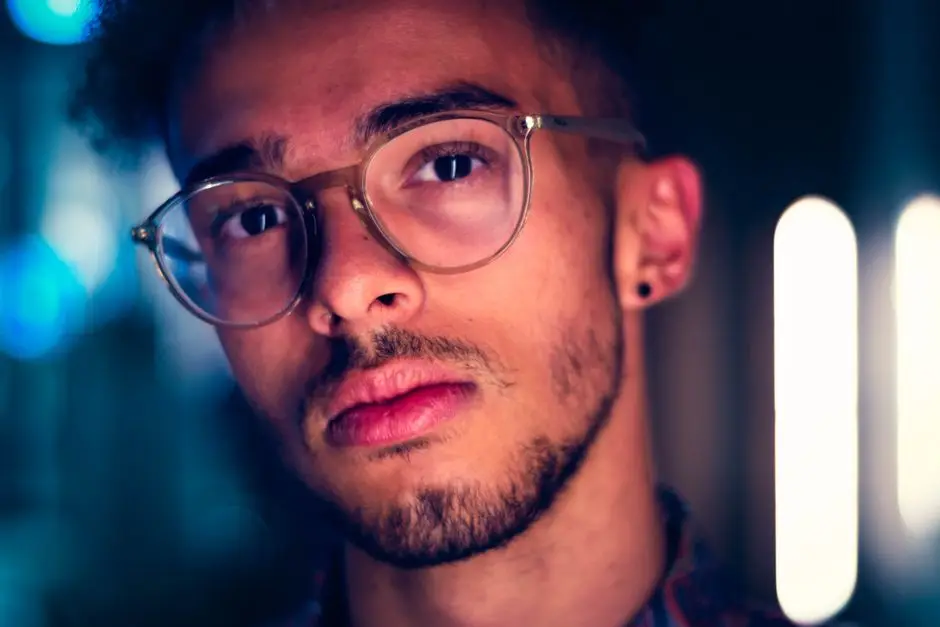 شاب يرتدي نظارات بتصميم عصري يشبه نظارات Meta Ray-Ban Display الذكية بشاشة