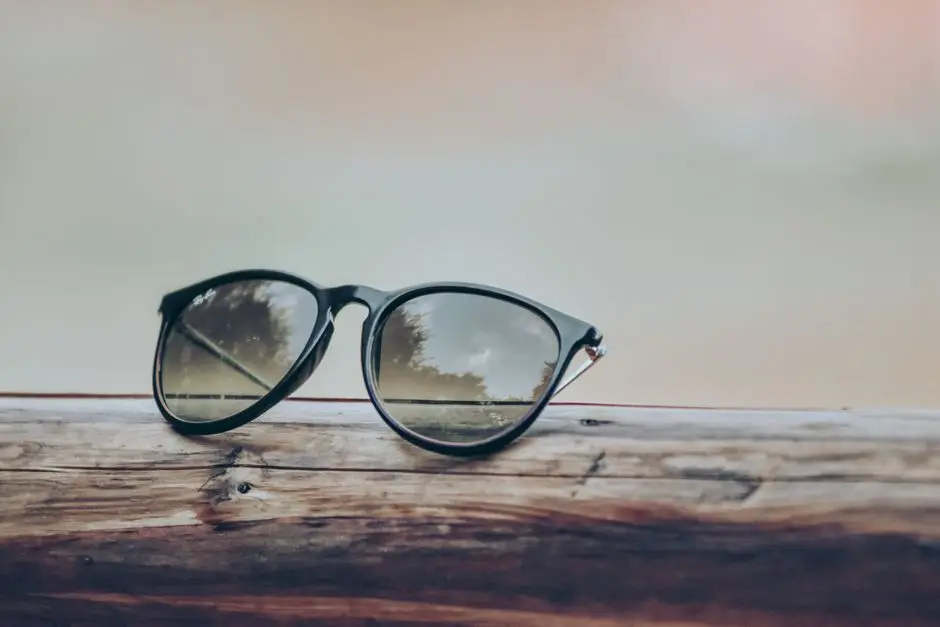 سوق النظارات الذكية ينمو بسرعة تعكسها نظارات أنيقة على سطح خشبي