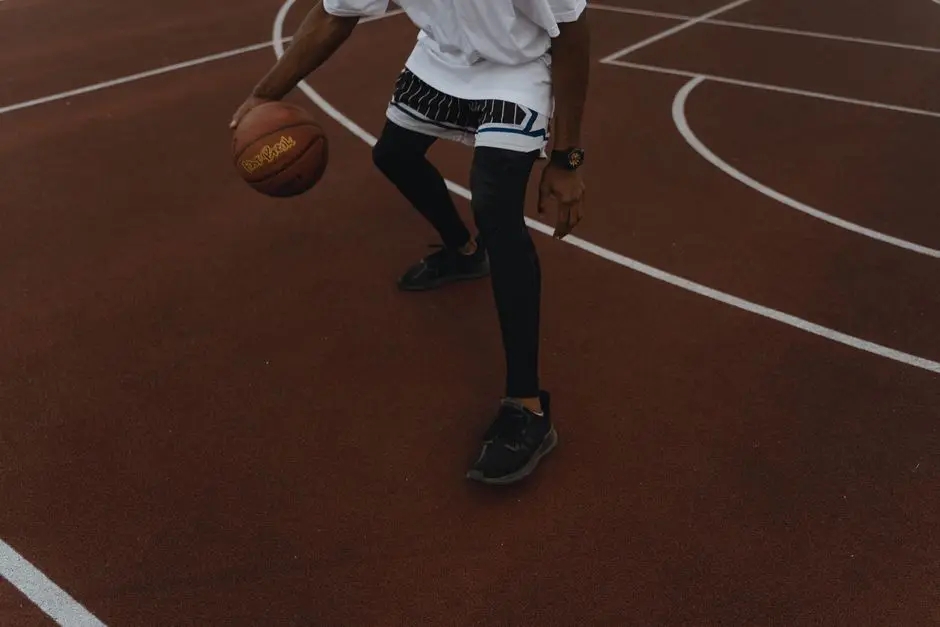 لاعب كرة سلة يقوم بمناورة بالكرة يمثل تقييمات نيكس في NBA 2K26