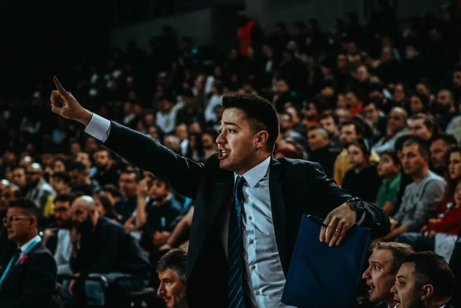 مدرب كرة سلة يوجه فريقه يمثل تكتيك محاكاة نهائي NBA في NBA 2K26