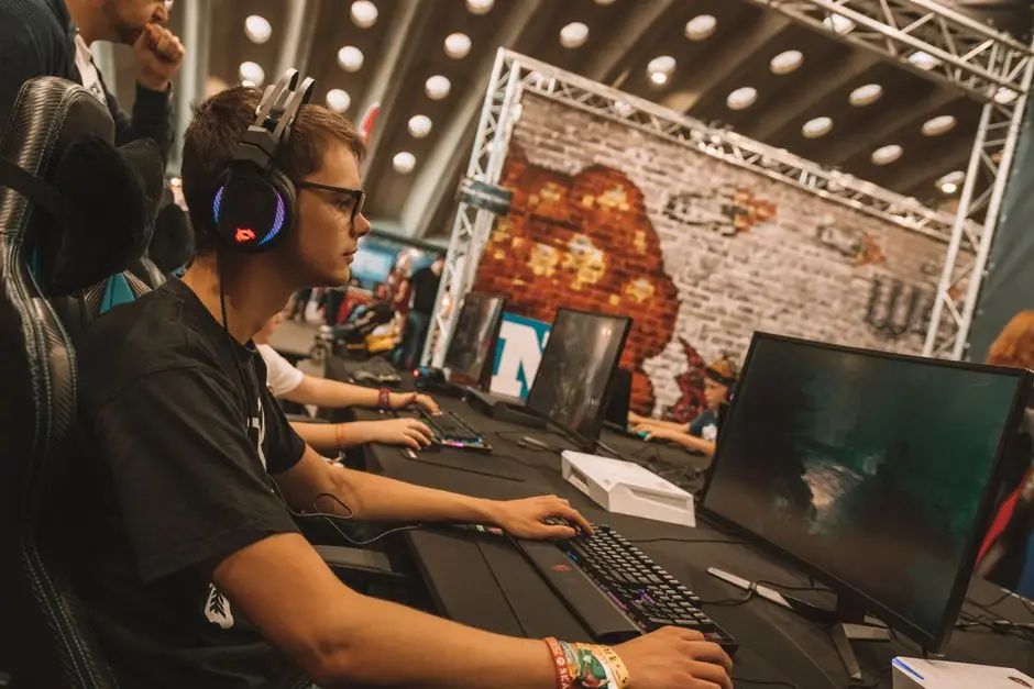 لاعب eSports مركز على شاشة يمثل مستقبل نيمار في FIFA وeFootball بعد اعتزاله الدولي