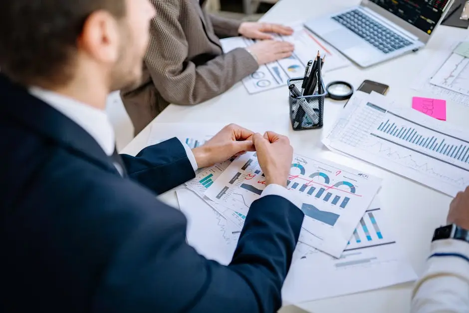 فريق أعمال يقارن أنظمة الذكاء الاصطناعي المؤسسية مثل هيوماين ون و ChatGPT Enterprise