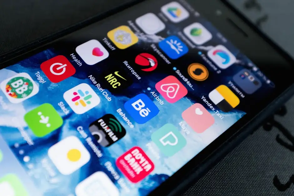 شاشة هاتف بأيقونات تطبيقات ملونة تعبّر عن ميزات التخصيص والأيقونات البديلة التي يوفرها اشتراك واتساب بلس