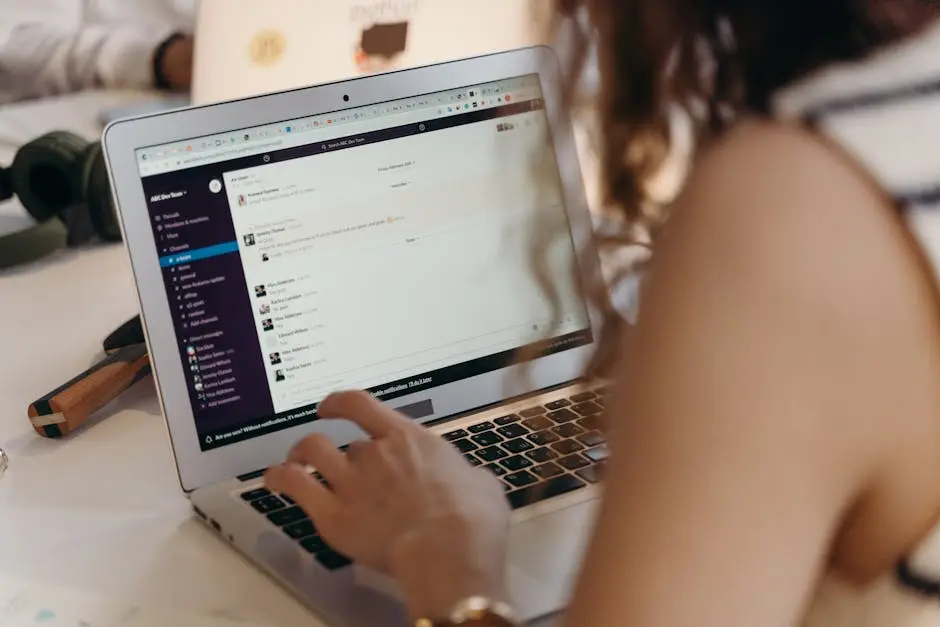 موظفة تستخدم تطبيق Slack لربط وكلاء العمل في ChatGPT