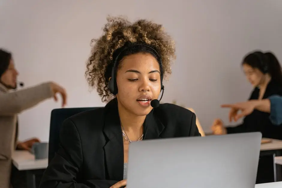 موظف خدمة عملاء يستخدم سماعة لاستقبال المكالمات عبر وكلاء صوتيين بالعربية